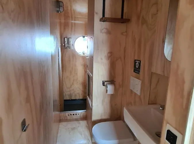 Wikkelboats At Floating Rijnhaven Roterdão