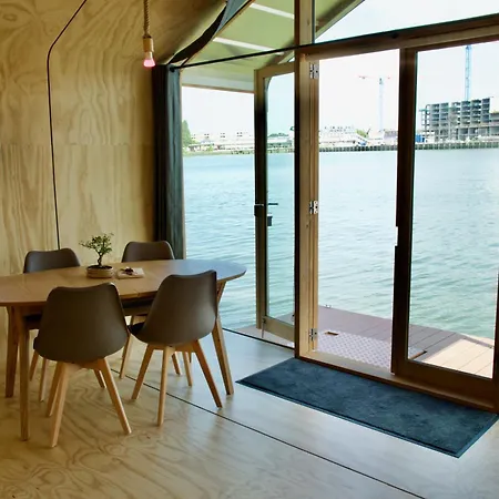 Wikkelboats At Floating Rijnhaven Tatil Evi