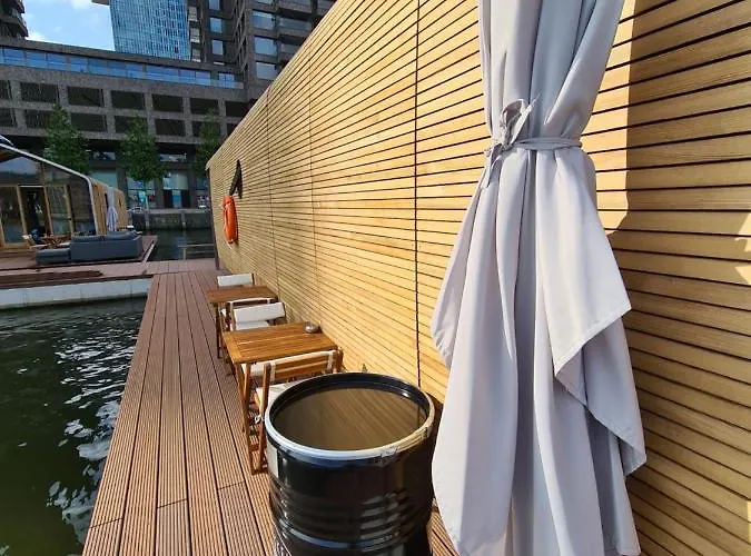 Wikkelboats At Floating Rijnhaven Semesterbostad