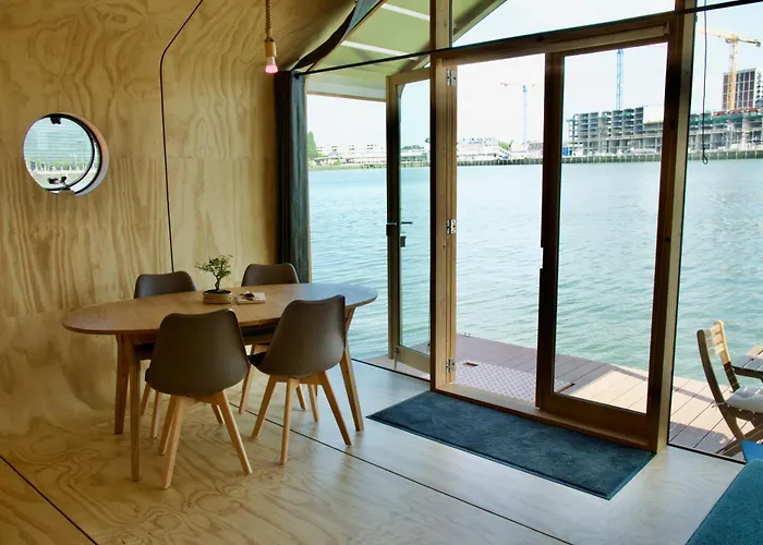 Wikkelboats At Floating Rijnhaven Semesterbostad